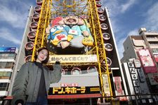 Bianglala raksasa bernama ?Ebisu Tower? yang ada di Don Quijote cabang Dotonbori, Osaka, Jepang 