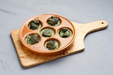 Escargot (760 yen). Dimasak dengan mentega bawang putih yang membuat harumnya sedap
