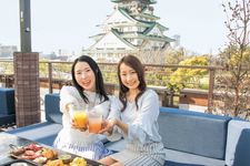 Menikmati  barbecue dengan pemandangan menara Istana Osaka 