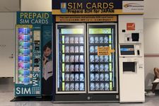 mesin penjual otomatis (vending machine) yang menyediakan kartu SIM