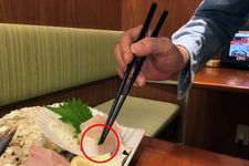 Oleskan wasabi pada sashimi