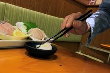 sashimi dicelup pada kecap