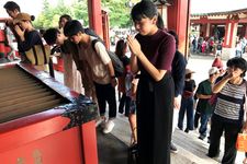 Memberikan uang persembahan adalah bagian dari ritual ibadah. 