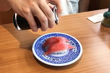 Anda boleh saja menuang kecap di atas sushi.
