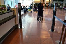 keluar dari loket tiket bus
