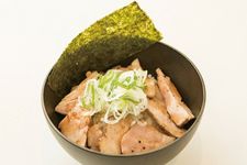 &ldquo;Mini charsiu-don&rdquo; dengan harga 200 yen, yakni sajian nasi dengan topping rare chashu (irisan daging yang dibumbui)
