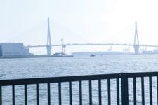 Panorama ke Jembatan Tsurumi Tsubasa dari taman Umishiba, yang memiliki akses langsung ke stasiun
