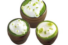 &ldquo;Marokoi Matcha Latte 3D Art&rdquo;, teh hijau dengan busa caf&eacute; latte 3D art (700 yen per item) / Saryo Suisen Takatsuji-honten
