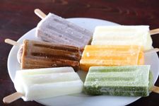 Ice candy dengan 6 macam pilihan rasa, yaitu: susu, kacang merah, kopi, matcha, nanas, dan jeruk.   
