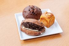 Ini adalah roti yang banyak disukai di BK Bakery yang berada di BOOKS KUBRICK &ndash; Cabang Hakozaki. Dari depan searah jarum jam, Kurumi an bata (210 yen), Chocolate Furansu (190 yen), Roti Cream (150 yen)
