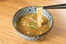 &ldquo;Kare Udon&rdquo; dengan harga 1000 yen yang menggabungkan dashi dan kare yang proses pembuatannya memakan waktu selama 5 hari
