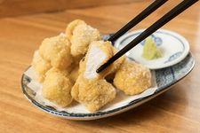 &ldquo;Minou-buta Hitokuchi Katsu (katsu daging babi Minou sekali suap)&rdquo; seharga 800 yen, garam dan wasabi memperkuat rasa manis daging
