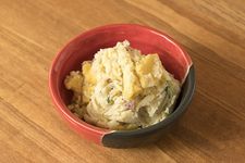 &ldquo;Potato Salad&rdquo; seharga 400 yen, menggunakan kentang kualitas tinggi dari Hokkaido yang cocok dengan garam truffle putih atau yuzu-kosho (lada jeruk)
