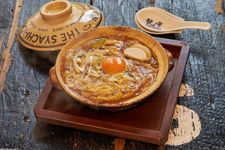 Kare nikomi udon dan telur mentah (820 yen). 
