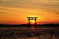 &ldquo;Bentenjima Seaside Park&rdquo;, tempat menikmati pemandangan matahari terbenam melewati torii pada sore hari
