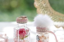 &ldquo;Herbarium, Petit Bottle Set&rdquo;, 1 set yang terdiri dari 2 botol kecil berwarna pink yang cantik