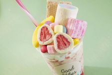 &ldquo;Parfait Shake Pinky-pinky Pink&rdquo; (seharga 950 yen), dengan topping marshmallow berwarna-warni dan aneka topping lainnya