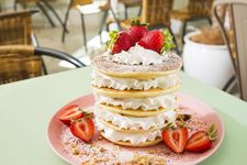 Hidangan &ldquo;Enoshima Limited Pancake It&rsquo;s a Girl&rdquo; (seharga 1.944 yen) juga instagenic! Tampilannya yang lucu membuat kita sayang untuk memakannya.