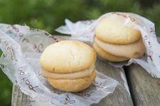 &ldquo;Kyarameru sando horohoro kukkii/caramel sandwich melting cookie&rdquo; (250 yen 2 buah) memiliki karakteristik berupa tekstur yang meleleh saat digigit.