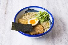 Yuzu Shio Ramen&rdquo; seharga 1.080 yen dengan semua topping yang meningkatkan kelezatan, menjadikan semangkuk mi ramen ini memiliki rasa yang hampir sempurna. 