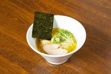 &ldquo;Shio Ramen&rdquo; seharga 750 yen dengan topping daging dada ayam Shingen (sejenis ayam) lembut yang dimasak dengan suhu rendah ini sangat lezat. 