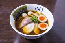 Menu &rdquo;Tokusei Niwatori no Shoyu&rdquo; seharga 1.050 yen dengan topping aji-tama (telur rebus yang direndam di shoyu untuk menambahkan rasa) bermerek &ldquo;Beni Kujaku&rdquo; dengan ciri khas rasa kuning telurnya yang kuat, daging paha ayam, chasu dada ayam dan baso daging ayam cacah. 