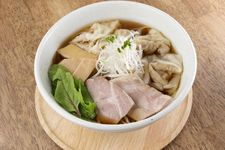 &ldquo;Tottori-kensan Oyama Tori no Wantanmen-Shoyu-&rdquo; seharga 1.100 yen ini merupakan menu terbatas yang hanya dijual 10 porsi saat makan siang ataupun makan malam. Terdapat dua pilihan sup, shoyu (kecap asin Jepang) dan shio (garam).