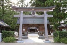 &ldquo;Yaegaki Jinja&rdquo;, tempat berlangsungnya pernikahan antara Susanoo no mikoto dan Inada himeno mikoto. Tempat ini disebut sebagai tempat lahirnya budaya upacara pernikahan kuno 