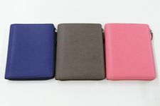 &ldquo;Club L Zip Cover&rdquo; memiliki tiga warna navy, chestnut, dan coral pink. Tidak hanya aspek fungsional, tetapi juga warna dan desainnya yang membuat system techou/buku agenda sistem terlihat modis pun menarik.