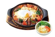 Kekayaan rasa yang dihasilkan oleh hatcho miso dari hidangan &ldquo;Hatcho miso kaoru Okazaki ouhan egg curry doria&rdquo; seharga 980 yen. 