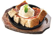 &ldquo;Teppan Ogura toast&rdquo; seharga 650 yen. Desserts  dengan sensasi &ldquo;panas dan dingin&rdquo; ini dimakan dengan pisau dan garpu. 