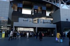 Stasiun JR Kyoto di Chuo Exit. Jika Anda datang dari Bandara Osaka atau Kansai, Anda bisa naik kereta JR. 