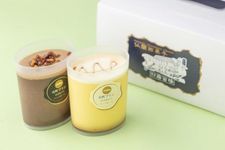 Produk dari Yokohama Motomachi Mutekiro Furansugashi-ten. &ldquo;Ebony&rdquo; (kiri) adalah puding cokelat dan &ldquo;Ivory&rdquo; (kanan) adalah puding bergaya cr&egrave;me brulee yang lembut dan meleleh di mulut 