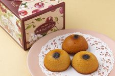 &ldquo;Yokohama Cherry Madeleine&rdquo; dari Enokitei berisi 1 bulatan penuh ceri ini dijual dengan harga 886 yen isi 4. Boksnya yang mencolok merupakan daya tarik tersendiri