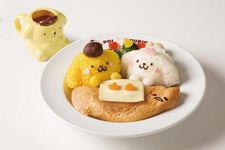 &ldquo;Okotade Poka-Poka Souffle Omurice&rdquo; dengan harga 1.393 yen untuk makan di tempat. Dijual dengan harga 1.717 yen untuk take away (termasuk mug) / (c)1996, 2013, 2019 SANRIO CO., LTD. APPROVAL NO.S593875