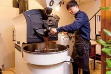 Eguchi-san (pemilik kedai) yang menghadap mesin roasting