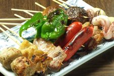 Sate dihargai mulai dari 50 sampai 100 yen per tusuk
