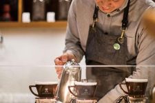 Eguchi-san setiap harinya juga melakukan penyaringan kopi, karena ingin menjadi &ldquo;coffee man&rdquo; dalam artian luas