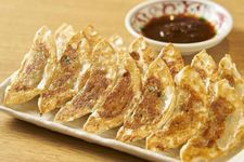 &ldquo;Yaki-gyoza&rdquo; (7 buah 302 yen). Karena tidak menggunakan bawang putih, menu ini juga populer untuk pelanggan wanita. Dengan kulit setebal 0.5 mm, Anda dapat menikmati tekstur dari bagian yang digoreng yang renyah dan bagian atas yang kenyal