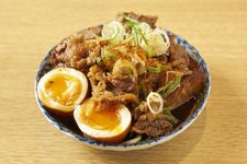 &ldquo;Niku tofu nitamago-iri/daging, tahu, dan telur rebus&rdquo; (518 yen) merupakan salah satu menu terkenal di restoran