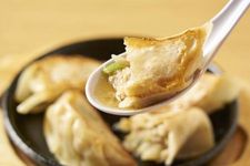 &ldquo;Nikujiru-gyoza/gyoza dengan isian sup daging sapi&rdquo; (4 buah 518 yen). Sup daging sapi yang penuh dengan kelezatan daging dan sayur melumer.