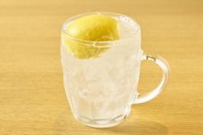 &ldquo;Lemon fizz&rdquo; (410 yen). Shochu (salah satu jenis alkohol distilasi) yang diberi aroma dari kulit lemon dan ditambahkan soda. Ada pula &ldquo;W Lemon&rdquo;, &ldquo;Lemon lime fizz&rdquo; (harga masing-masing 486 yen).