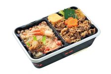 &ldquo;Acchicchi Kinosaki Meibutsu Kanimeshi to Sukiyaki Bento&rdquo; (1.200 yen) 