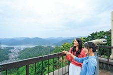 Ke balkon pemandangan setelah sampai di stasiun puncak 