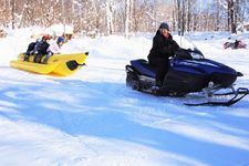 Banana boat yang ditarik dengan snowmobile. Berbeda dengan kegiatan banana boat di laut, di sini kita bisa merasakan langsung permukaan jalan yang tidak rata. 