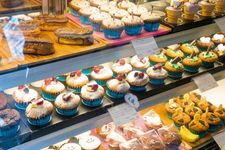 Muffin warna-warni di dalam kotak display, banyak varian jadi susah memilih