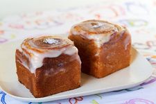 Cinnamon Roll yang polos paling nikmat jika disantap setelah dipanaskan di toaster. 