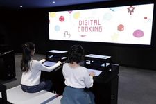 Di ruangan digital, pengunjung dapat mencoba membuat makanan ringan menggunakan digital cooking