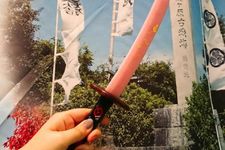 &ldquo;Katana Ice～Sakura～&rdquo; dari &ldquo;Wagashidokoro Sekishi Toraya&rdquo; (1000 yen)
