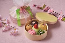 Delapan buah ohagi berwarna-warni yang ditata terlihat imut. Menu &ldquo;Princess Sakura&rdquo; dari &ldquo;Wagashidokoro Ryokusuian&rdquo;(1200 yen). 